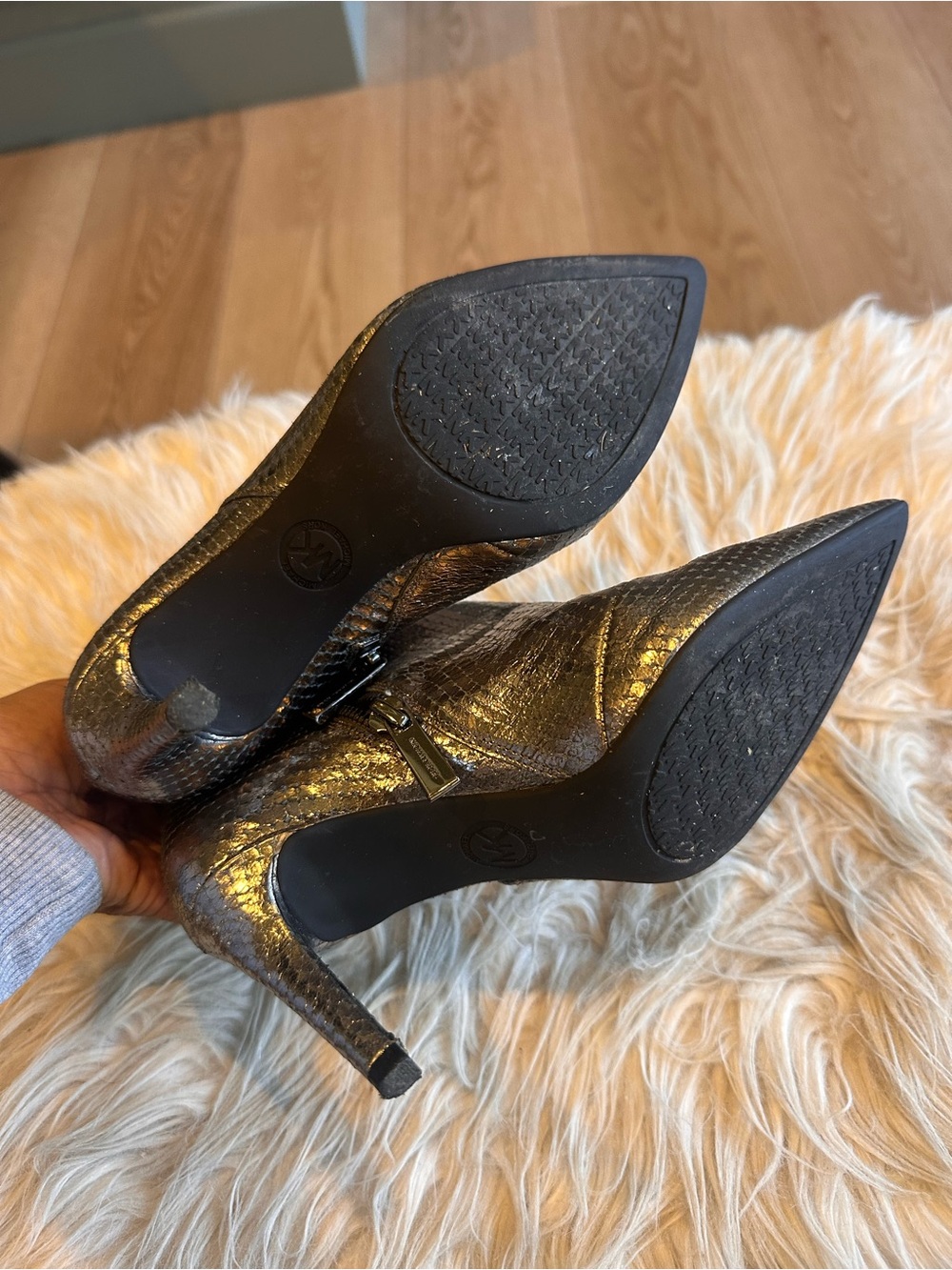 ✨LIKE NEW Michael Kors Dorothy Flex Bootie in Anthracite Metallic  Size 5 ✨ - Picture 10 of 14